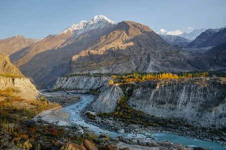 假期冒险干净的巴基斯坦吉尔特巴蒂斯坦秋季罕萨河流经喀喇昆仑山脉与清澈蓝天罕萨纳加尔山谷的自然景观图片