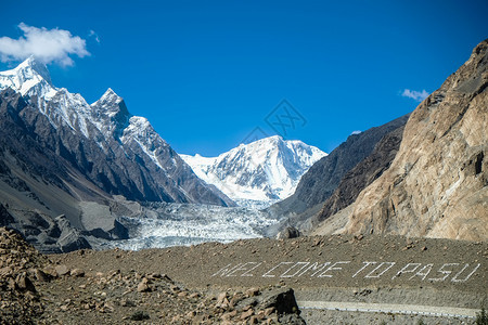 谷巴基斯坦GojalHunzaGilgitBaltistan的Karakoram山脉Pasuu周围山群环绕美丽巴尔蒂斯坦图片