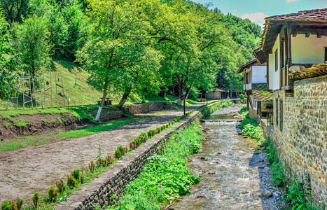 旅行保加利亚Etar建筑民族地理综合体的Yantra河在保加利亚Etar村的Yantra河中度过阳光明媚的夏日休息本国的图片