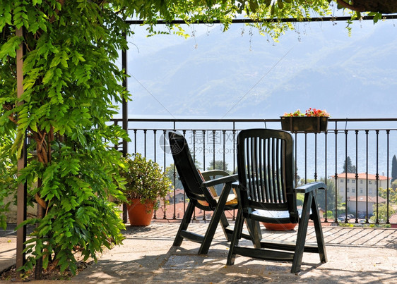 两把椅子越过意大利科莫湖伦巴第屋顶景观图片