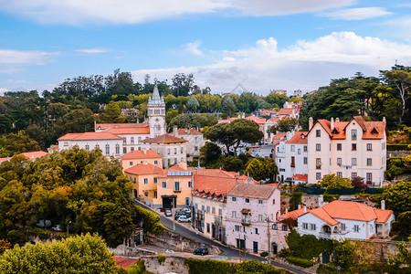 橙葡萄牙辛特拉里斯本宫附近老镇上一个村庄的建筑群该村周围有林树葡萄牙辛特拉里斯本宫附近花园丰富多彩的图片