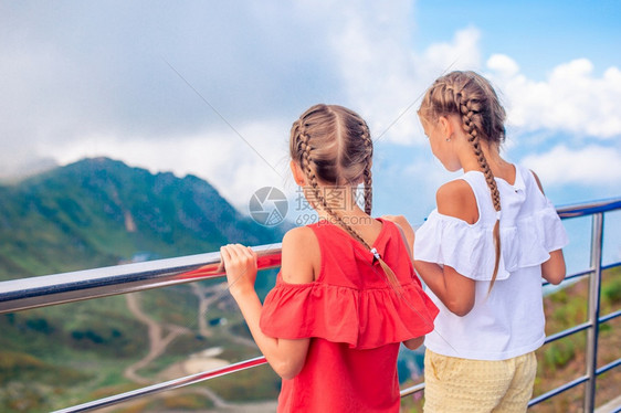 提高岩石山中暑假的小孩雾背景中山美丽快乐的小女孩旅游图片