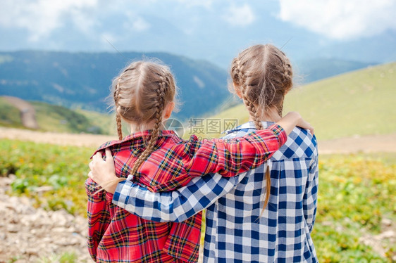年轻的小屋酵素夏天放暑假的小孩美丽快乐小女孩在雾中山上的小姑娘儿们图片