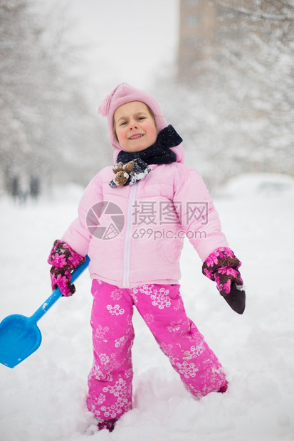 在雪地里玩耍的女孩图片