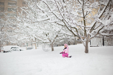 在雪地里玩耍的小女孩图片