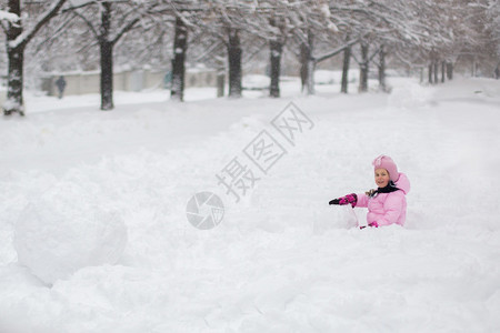 在雪地里玩耍的女孩图片