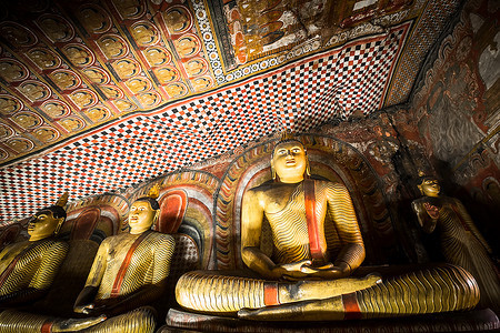 雕塑许多佛像的惊人景象和在斯里兰卡圣金寺丹宝拉洞穴内雕刻的宗教在斯里兰卡旅行目的地标佛塔图片