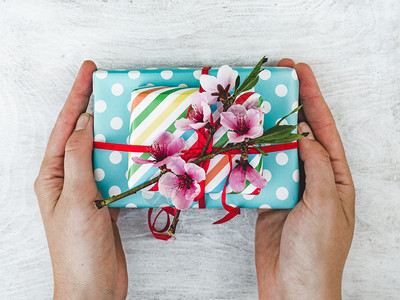 邀请花女准备节假日礼物盒的构想与粉色丝带捆绑在一起AfricationtopreparingforthefreeFriendsb图片