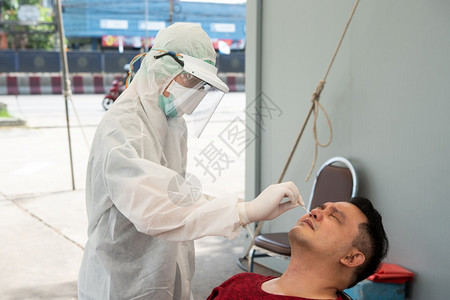 拭子表演个人防护和设备诉讼案医生及非病人由CCOVID19检查在医院进行鼻部和口腔或眼科手术的验尸标本喉图片