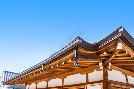 美丽的木制2018年3月2日的保安系统闭路电视以及日本京都神庙FushimiInariShrine内传统木制日本寺庙屋顶的细节鸟图片
