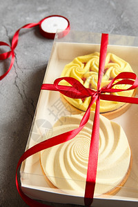 假期丰富多彩的脆皮美味小型果塔黄白色和在礼品盒中配有坚果和奶子各种美味甜点和多彩柠檬卷饼糕点厨师做的奶油巧克力馅饼图片