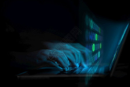 网络安全互联威胁黑客数字犯罪概念动议使用计算机笔记本电脑攻击网上用户的黑客在二进制号码代包围下秘密身份的数字犯罪概念模糊图像危险图片