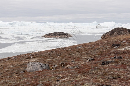 格陵兰的北极地貌与冰山格陵兰的北极地貌在迪斯科岛周围有冰山范空的阿尔滕堡图片