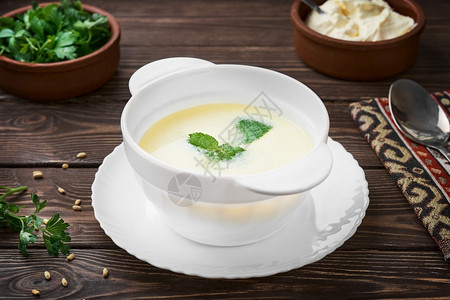 养分垂直的土耳其自制酸奶汤雅拉季节夏汤供应热或冷的有益健康食品第一道起炉菜关闭人们图片