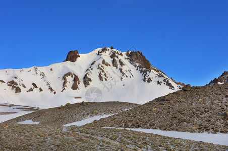 悬崖旅游土耳其安纳托利亚中部蓝天晴朗的日子里埃尔吉耶斯山的顶部土耳其安纳托利亚中部的埃尔吉耶斯山顶火鸡图片