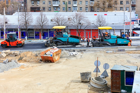 乌克兰基辅032838重型公路设备如面人和道振动滚筒由一个道路维护小组提供服务以修建乌克兰基辅新的运输路线乌克兰Kyevin03图片