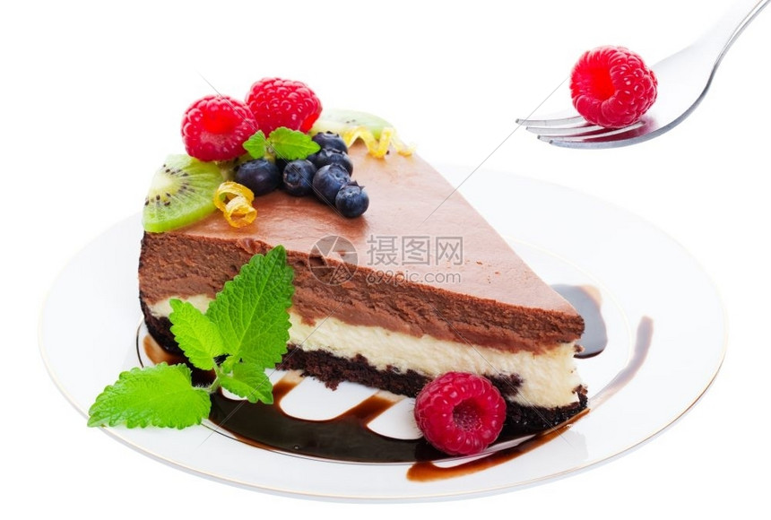 纽约风格三层巧克力奶酪蛋糕三层巧克力芝士蛋糕放在巧克力干洗板上面装满了草莓蓝和新鲜柠檬奶油卷饼再加一点白底的优雅送达牛奶红色的图片
