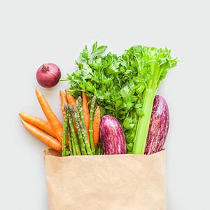 绿色手工艺纸购物袋中的新鲜有机蔬菜平整顶视面和复制空间灰色背景可持续生活方式零废物无塑料免费护理包捐赠概念有机的多于芦笋图片
