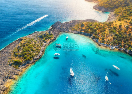 海土耳其Akvaryumkoyu的豪华游艇帆船清蓝水岩石天空山地和绿树之顶风景TriverWorld码头漂浮图片