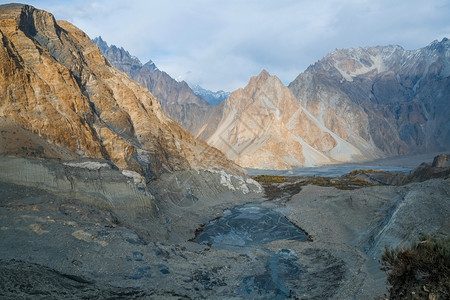 巴基斯坦GojalValleyHunzaGilgitBaltistan帕苏冰川融化后在Karakoram山脉附近的Moraine图片