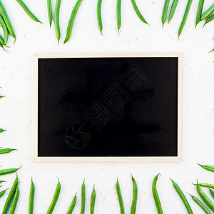 有创意的扫描工作风格平板最顶端是新鲜绿豆黑板贴在白色混凝土桌上的背景复制空间最小房屋烹饪概念模板用于博客或食谱书季节营养绿色图片