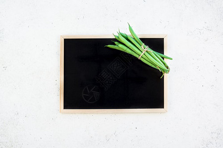 夏天有创意的扫描工作风格平板最顶端是新鲜绿豆黑板贴在白色混凝土桌上的背景复制空间最小房屋烹饪概念模板用于博客或食谱书蔬菜维生素图片