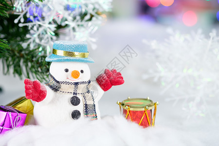 卡片Bokeh背景的雪人和圣诞装饰品并有季节欢迎圣诞快乐或新年的复制空间圣诞节可爱的图片