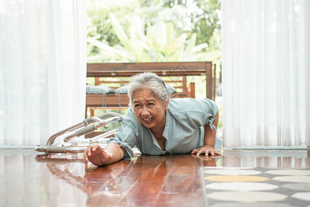 亚洲高龄妇女在家里躺地上摔倒门口哭着痛求人帮助之后年老保险和医疗健的概念Eniversityof老年保险和健护理人员时髦的某图片