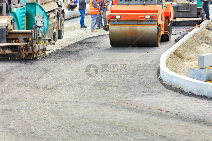 铺沥青乌克兰车道一个路维护小组为重型道路设备如铺人和振动滚等重型道设备提供服务以修建新的运输路线大型和重道路设备正在建造一条新的图片