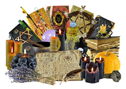 撒旦的咒语南瓜设计拼图配有各种魔法仪式用具书在白色Wicca上隔绝的蜡烛Esoteric占卜和神秘仪式用古代魔法具的概念图片