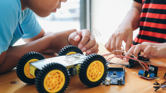 闲暇手制汽车模型工作电子集中男孩在实验室制造机器人的建筑工程早期开发暗展创新现代技术概念和新颖现代的按钮图片