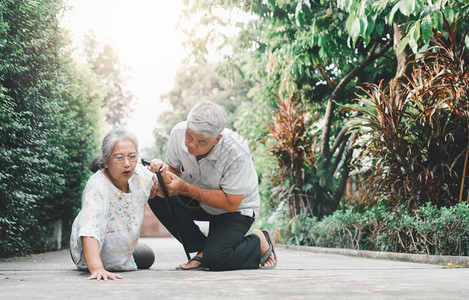 亚洲高龄妇女在家里躺地上摔倒她家的年长妇女是在门口被打倒痛苦地哭泣和丈夫来帮助支持老年保险和健概念之后坠落护理人员事故图片