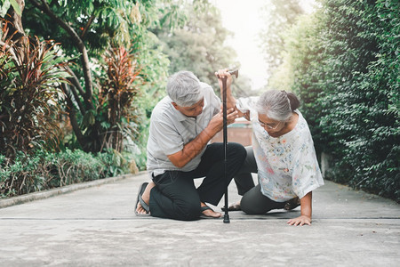 疾病保持亚洲高龄妇女在家里躺地上摔倒她家的年长妇女是在门口被打倒痛苦地哭泣和丈夫来帮助支持老年保险和健概念之后事故图片