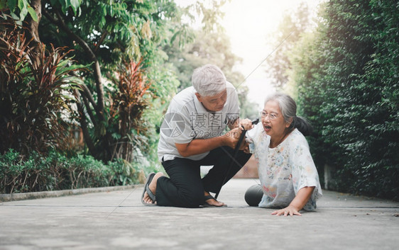 亚洲高龄妇女在家里躺地上摔倒她家的年长妇女是在门口被打倒痛苦地哭泣和丈夫来帮助支持老年保险和健概念之后高级的保持坠落图片