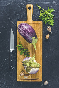 绿色家庭生活方式概念和自给农作产品平躺在黑混凝土表面复制空间上a建筑板上的新鲜生菜茄子木头花园蔬菜图片