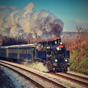 货车美丽的老旧蒸汽列车配有在日落为儿童和家长举办的节日特殊旅游火车上运行的马捷克欧洲机车天图片
