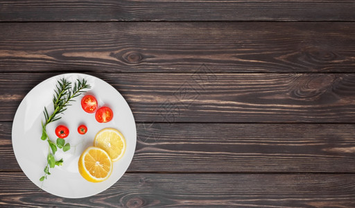 新鲜的白盘子上樱桃番茄柠檬和蔬菜用于准备零食或主课程的新鲜蔬菜文本空间顶视图一种黑色的图片