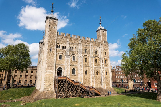 欧洲的经过白塔伦敦内的主要城堡和英国伦敦的外墙它由征服者威廉在108年代初期建造白塔年代初期建造天图片