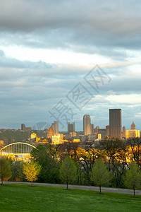 多层美国宾夕法尼亚州匹兹堡奥克兰区和市中心的Schenley公园高楼小时图片