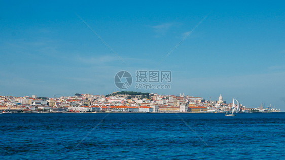 里斯本老城中心的高视角全景从葡萄牙阿尔马达看里斯本老城中心的高视角全景从葡萄牙阿尔马达看晴天塔霍葡京图片