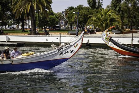 葡萄牙阿维罗Aveiro葡萄牙2016年9月4日美丽的多彩轮船在PortugueesAveiro的运河上称为moliceiros图片
