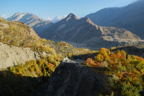 干净的巴基斯坦北部GilgitBaltistan的秋天季节背景下对Karakoram山脉的HunzaNagar河谷和Karako图片