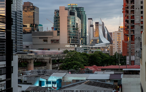 蓬松的暮泰国曼谷20年8月7日曼谷美丽的摩天大楼曼谷市区办公楼和夜中商业心选择重点案焦项目办公室图片