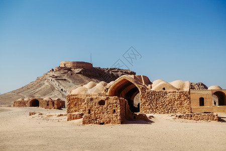 干燥遗产石头伊朗Yazd的ZoroastrianDakhma波斯静默塔地区的Ruin和古建筑图片