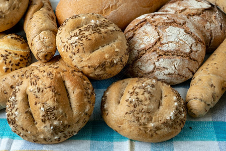 营养各种面包卷的堆积层洒满盐杂食和芝麻新鲜养鸡面包从剩叶糊中提取新鲜包制品子所有的图片