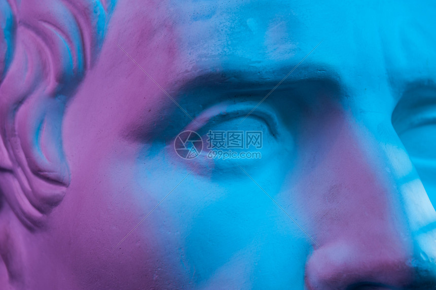 古吉尤利凯撒考卡维安奥古斯图老雕像的缩写石膏副本黑背景艺术家的头部近视蓝眼和粉色红睛紧观青蓝和粉红色古典史诗脸图片