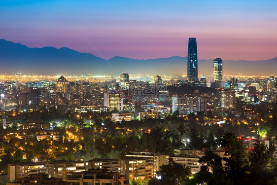 公寓智利圣地亚哥与富有的拉斯康德和维塔库拉区之间的全景观晚上天际线图片