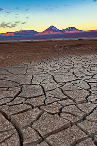 地区前景阿塔卡马沙漠的碎石土和利坎卡布尔火山吸引力图片
