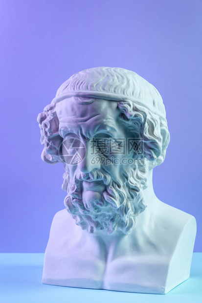 胡须石膏女神古代霍马头雕像的白石印本用于艺术家的古老雕像蓝色背景画面的人雕塑脸朝Gypsum复制古老雕像Hommer头像的蓝色背图片