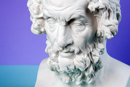 古代霍马头雕像的白石印本用于艺术家的古老雕像蓝色背景画面的人雕塑脸朝Gypsum复制古老雕像Hommer头像的蓝色背景雕塑人的脸图片